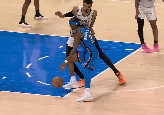 亚历山大突破撞到文班亚马膝盖，后者腿部不适被换下场